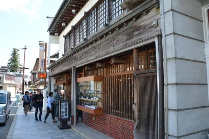 丸万